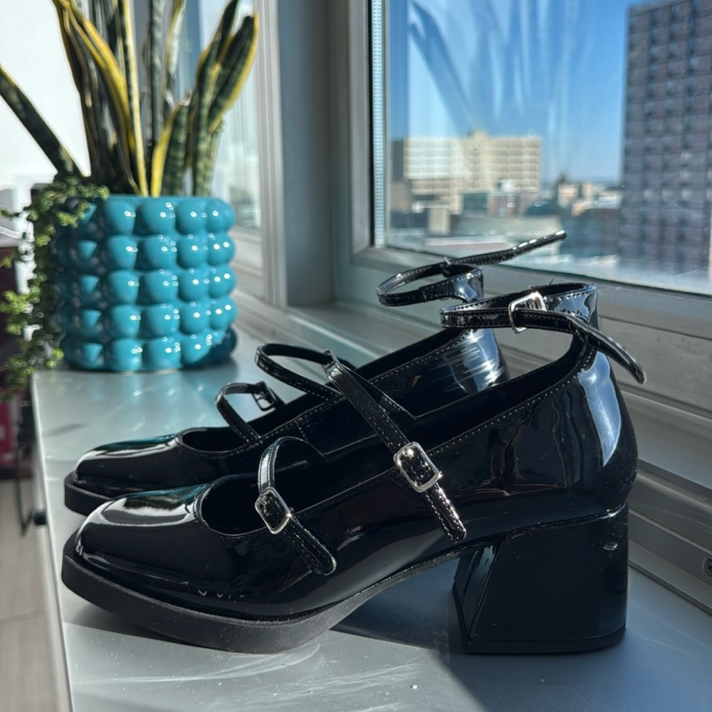 Shiny black block heel mary janes with buckle details Women’s 8/8.5